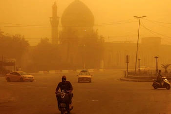 Bầu trời Iraq chuyển màu cam vì bão cát