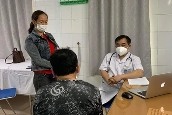 TS, BS Ngô Anh Vinh, Phó khoa Sức khỏe Vị thành niên, Bệnh viện Nhi Trung ương, khám cho bệnh nhi.