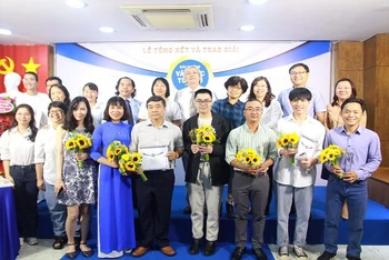 Thành viên Ban tổ chức, Ban giám khảo cùng các tác giả đoạt giải chụp hình lưu niệm tại buổi trao giải.