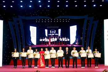 Lãnh đạo thành phố Hà Nội trao Bằng khen cho các học sinh có thành tích xuất sắc. (Ảnh: THẢO PHẠM)