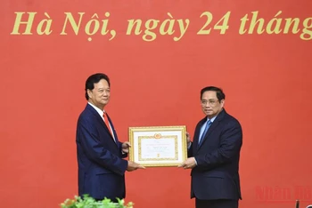 Thay mặt Lãnh đạo Đảng, Nhà nước, Thủ tướng Phạm Minh Chính trao Huy hiệu 55 năm tuổi Đảng tặng đồng chí Nguyễn Tấn Dũng. (Ảnh: TRẦN HẢI)