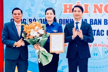 Bí thư Trung ương Đoàn Thanh niên cộng sản Hồ Chí Minh trao quyết định và Chủ tịch Ủy ban nhân dân thành phố Hải Phòng tặng hoa chúc mừng tân "thủ lĩnh” của tuổi trẻ Hải Phòng.