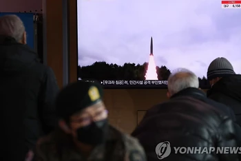Người dân tại một nhà ga ở Seoul, Hàn Quốc, theo dõi bản tin về một vụ phóng tên lửa của Triều Tiên. (Ảnh: Yonhap)