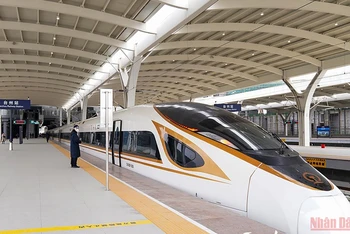 Tuyến đường sắt cao tốc nối 2 thành phố Hàng Châu và Thai Châu của tỉnh Chiết Giang, Trung Quốc đưa vào vận hành đầu năm 2022. (Ảnh minh họa)