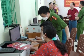 Công an phường Thanh Bình (TP Điện Biên Phủ) hướng dẫn nhân dân trên địa bàn sử dụng dịch vụ công trực tuyến.