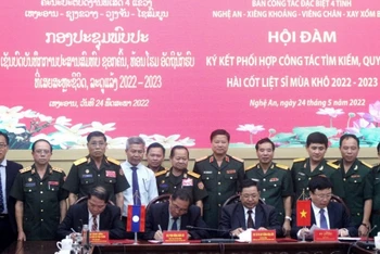 Trưởng Ban Công tác đặc biệt bốn tỉnh: Nghệ An, Xiengkhuang, Vientian và Xaysomboun ký kết Biên bản ghi nhớ việc tìm kiếm, quy tập hài cốt liệt sĩ quân tình nguyện và chuyên gia Việt Nam hy sinh tại Lào.