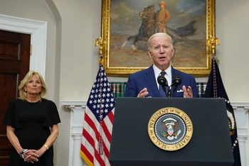 Tổng thống Joe Biden phát biểu về vụ xả súng tại Texas ngay sau khi trở về Washington sau chuyến công du châu Á. (Ảnh: Reuters)