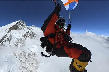 Ông Pierre Carter thực hiện cú nhảy với dù lượn từ đỉnh núi Everest, ngày 15/5/2022. (Ảnh: AFP/TTXVN)