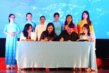 Đại diện Hội Liên hiệp Phụ nữ tỉnh Đắk Lắk và các doanh nghiệp ký kết thỏa thuận hợp tác đồng hành, hỗ trợ phụ nữ khởi nghiệp, chuyển đổi số và tham gia thương mại điện tử.