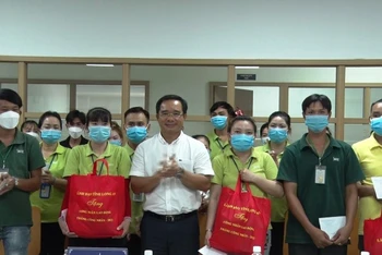 Bí thư Tỉnh ủy Long An Nguyễn Văn Được trao tặng quà cho công nhân lao động có hoàn cảnh khó khăn của Công ty TNHH túi xách Simone Việt Nam.