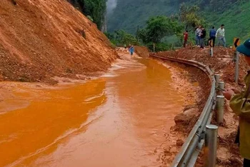 Sạt lở đất gây ảnh hưởng giao thông trên quốc lộ 34 đoạn qua huyện Bảo Lâm (Cao Bằng).
