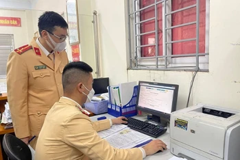 Cục Cảnh sát giao thông đề nghị Cục Đăng kiểm Việt Nam nghiên cứu, cho phép những xe ô-tô mà chủ xe có trụ sở hoặc thường trú tại các huyện đảo thì được phép kiểm định (lần đầu) trước khi thực hiện công tác đăng ký.