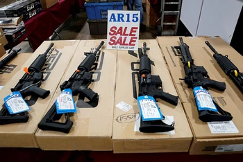 Súng AR-15 được bày bán tại triển lãm súng Guntoberfest ở bang Pennsylvania, Mỹ, tháng 10/2017. (Ảnh: Reuters)