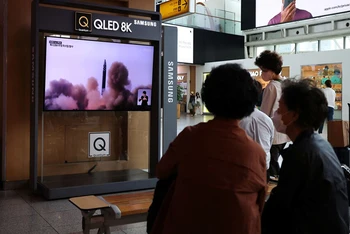 Người dân tại Seoul theo dõi bản tin về vụ phóng 3 tên lửa của Triều Tiên ngày 25/5. (Ảnh: Reuters)