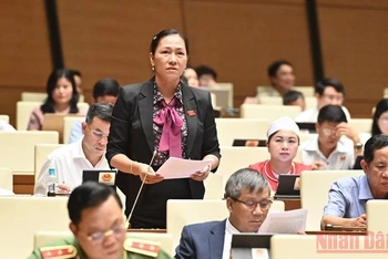 Đại biểu Nguyễn Thị Yến Nhi (Bến Tre) góp ý kiến vào dự án Luật Điện ảnh (sửa đổi). (Ảnh: LINH KHOA)
