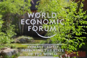 Biểu tượng Diễn đàn Kinh tế thế giới (WEF) tại Davos, Thụy Sĩ, ngày 21/5/2022. (Ảnh: THX/TTXVN)