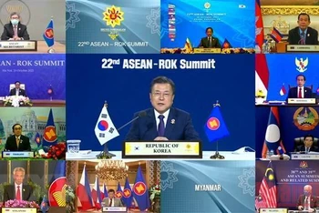 Tổng thống Hàn Quốc Moon Jae-in (giữa) phát biểu tại Hội nghị cấp cao ASEAN-Hàn Quốc theo hình thức trực tuyến, ngày 26/10/2021. (Ảnh: AFP/TTXVN)