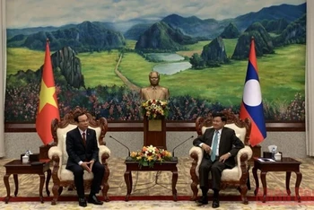 Tổng Bí thư, Chủ tịch nước Lào Thongloun Sisoulith (phải) tiếp đồng chí Nguyễn Văn Nên chiều 26/5. (Ảnh: Xuân Sơn)