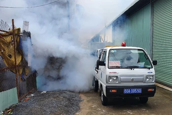Phun hóa chất diệt muỗi để phòng, chống sốt xuất huyết tại thành phố Biên Hòa, tỉnh Đồng Nai.
