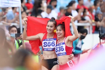 Ảnh đẹp SEA Games 31: Niềm hạnh phúc của 2 vận động viên điền kinh Nguyễn Thị Hiền và Quách Thị Lan