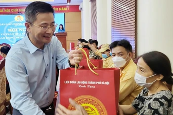 Lãnh đạo Liên đoàn Lao động TP Hà Nội trao quà hỗ trợ các công nhân bị tai nạn lao động nặng.