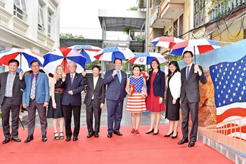 Đại sứ Mỹ Marc E.Knapper và cán bộ ngoại giao hai nước tại Lễ ra mắt bức tranh gốm "Tình hữu nghị Việt-Mỹ".