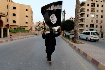 Thành viên trung thành với IS xuất hiện tại Raqqa, Syria, ngày 29/6/2014. (Ảnh: Reuters)