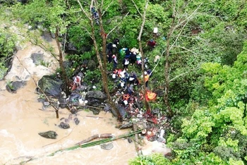 Lực lượng cứu hộ huyện Bắc Hà (Lào Cai) tìm kiếm nạn nhân (Ảnh: ĐỨC NGUYỄN)