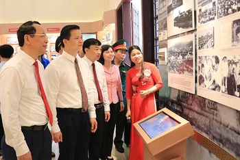 Các đồng chí lãnh đạo tỉnh Bắc Ninh thăm Nhà trưng bày thân thế, sự nghiệp đồng chí Hoàng Quốc Việt.