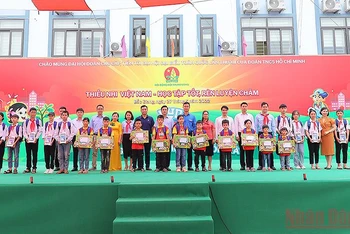 Đại diện lãnh đạo các đơn vị trao học bổng, máy tính bảng tặng học sinh hoàn cảnh khó khăn, vượt khó học tốt trên địa bàn tỉnh Bắc Giang. 