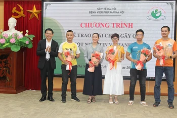 PGS, TS Nguyễn Duy Ánh trao giải cho các đội và cá nhân.