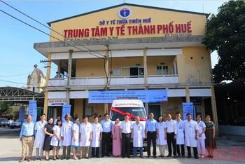 Lãnh đạo tỉnh, thành phố và các ban, ngành cùng VietinBank chụp ảnh lưu niệm tại lễ bàn giao xe ô-tô cứu thương.