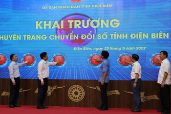 Lãnh đạo Ủy ban nhân dân tỉnh Điện Biên và các ngành nhấn nút khai trương chuyên trang chuyển đổi số tỉnh Điện Biên.