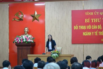 Đồng chí Bùi Thị Quỳnh Vân trực tiếp đối thoại với cán bộ ngành y tế.
