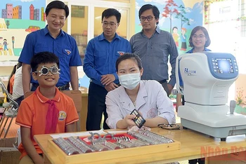 Đại biểu Đoàn Khối các cơ quan Trung ương và Tỉnh đoàn Hà Nam đến thăm thiếu nhi tham gia chương trình khám mắt miễn phí tại Trường Tiểu học Lê Hồng Phong (thành phố Phủ Lý).