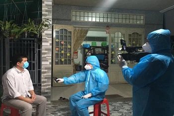Phóng viên truyền hình Quốc phòng Việt Nam tác nghiệp trong tâm dịch Covid-19.