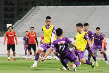 Ban huấn luyện U23 Việt Nam quan sát các tuyển thủ đấu tập. (Ảnh: VFF)