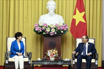 Chủ tịch nước Nguyễn Xuân Phúc tiếp Chủ tịch Hội Người Hàn Quốc tại Việt Nam Chang Eun Sook. (Ảnh: Thống Nhất/TTXVN)