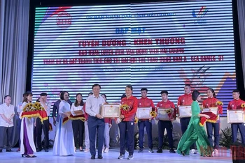 Đồng chí Phạm Xuân Thăng, Ủy viên Trung ương Đảng, Bí thư Tỉnh ủy Hải Dương trao tặng Bằng khen các vận độn viên, huấn luyện viên đạt thành tích xuất sắc tại SEA Games 31.