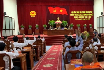 Các đại biểu HĐND TP Cần Thơ biểu quyết thông qua Nghị quyết bố trí vốn cho dự án cao tốc qua địa bàn.