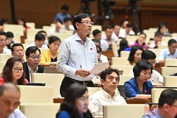 Đại biểu Nguyễn Hữu Chính (Hà Nội) phát biểu thảo luận về dự án Luật Cảnh sát cơ động tại hội trường ngày 26/5. (Ảnh: KHOA NGUYÊN)