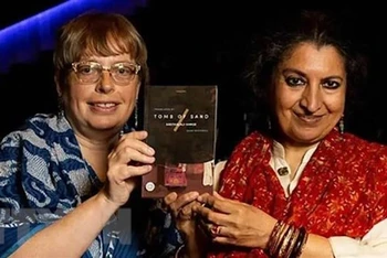 Cuốn tiểu thuyết tiếng Hindi "Tomb of Sand" của tiểu thuyết gia người Ấn Độ Geetanjali Shree và dịch giả người Mỹ Daisy Rockwell được trao giải thưởng văn học quốc tế Booker năm 2022. (Ảnh: Twitter/TTXVN)