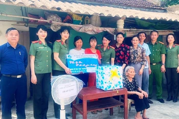 Công an Thanh Hóa trợ giúp trẻ có hoàn cảnh khó khăn ở xã Tân Thọ, huyện Nông Cống.