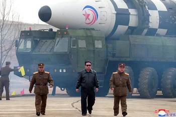 Bức ảnh về chuyến thị sát mẫu tên lửa xuyên lục địa mới của Nhà lãnh đạo Triều Tiên Kim Jong-un được Hãng thông tấn trung ương Triều Tiên công bố ngày 24/3/2022. (Ảnh: KCNA/REUTERS)