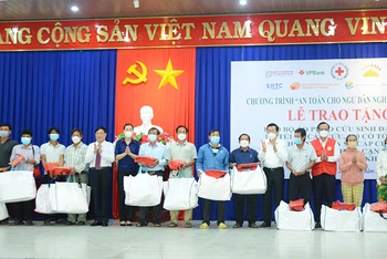 Nguyên Chủ tịch nước Trương Tấn Sang cùng lãnh đạo Trung ương Hội Chữ thập đỏ Việt Nam và tỉnh Quảng Ngãi trao bộ áo phao cứu sinh đa năng cho ngư dân nghèo Quảng Ngãi.