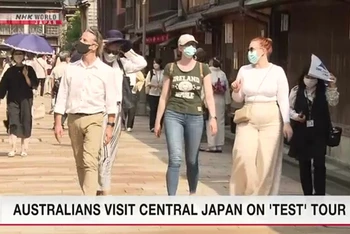 4 du khách Australia tới Nhật Bản theo chương trình tour thí điểm hôm 25/5 (Ảnh: NHK)