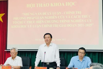 Đồng chí Nguyễn Xuân Thắng phát biểu chỉ đạo Hội thảo.