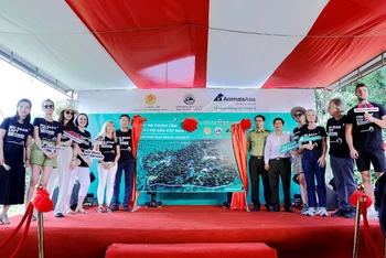Các đại biểu và khách mời cùng thực hiện lễ giới thiệu Dự án Trung tâm Cứu hộ gấu Việt Nam II.