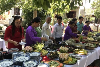 Du khách trải nghiệm các món ẩm thực truyền thống tại Làng du lịch sinh thái cộng đồng Thái Lai.