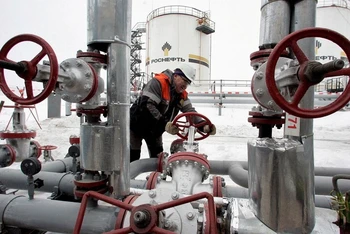 Công nhân vận hành trạm bơm tại giếng dầu Gremikhinskoye ở phía đông Izhevsk, Liên bang Nga. (Ảnh: REUTERS)